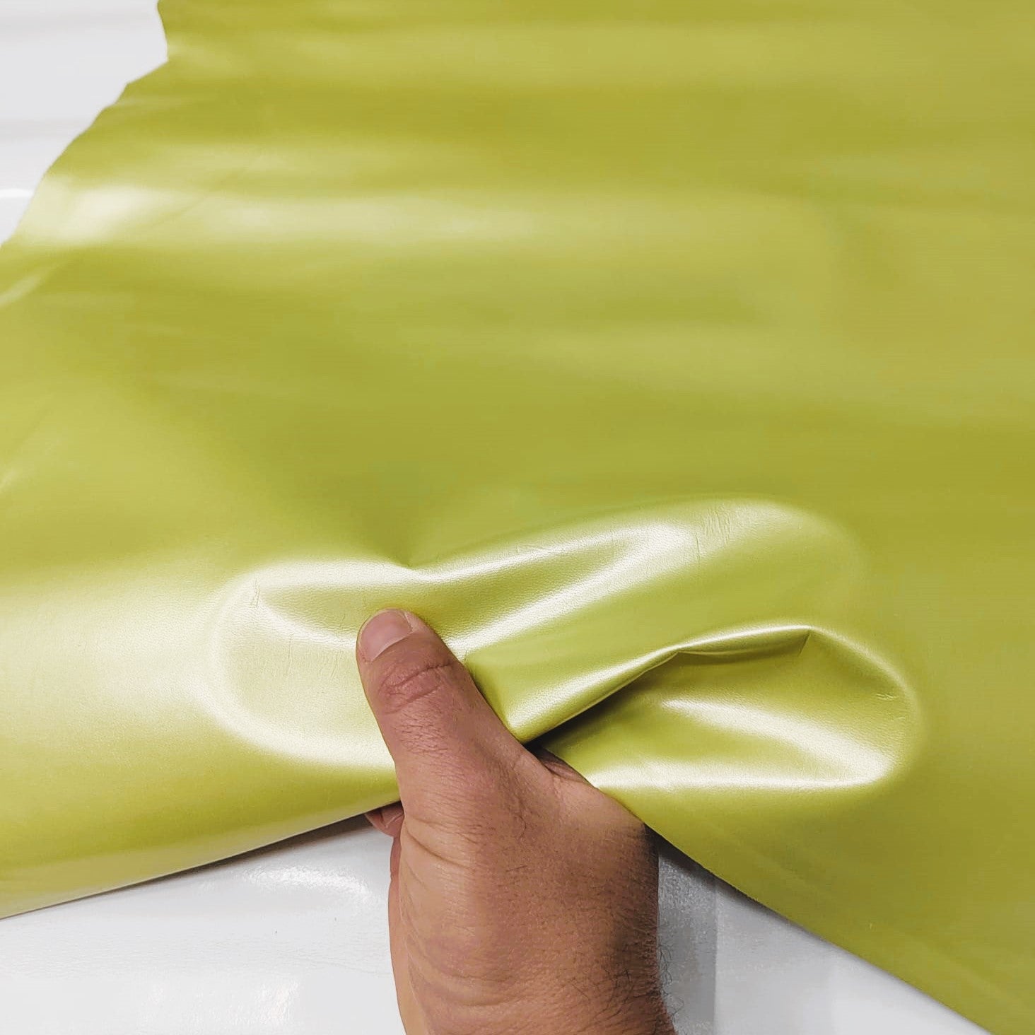 Curtido cabra acabado en dorado