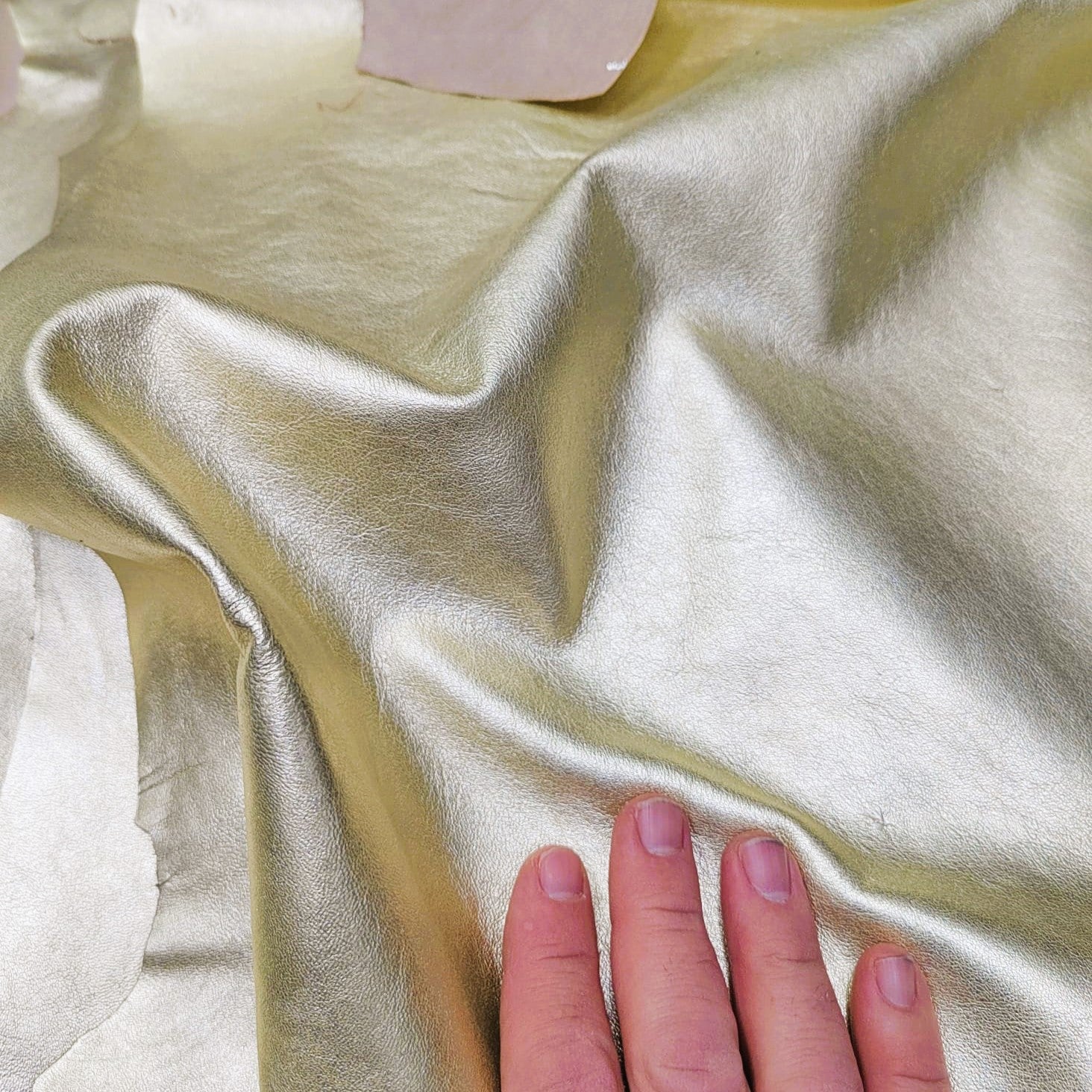 Curtido de cordero para artesanos en color oro