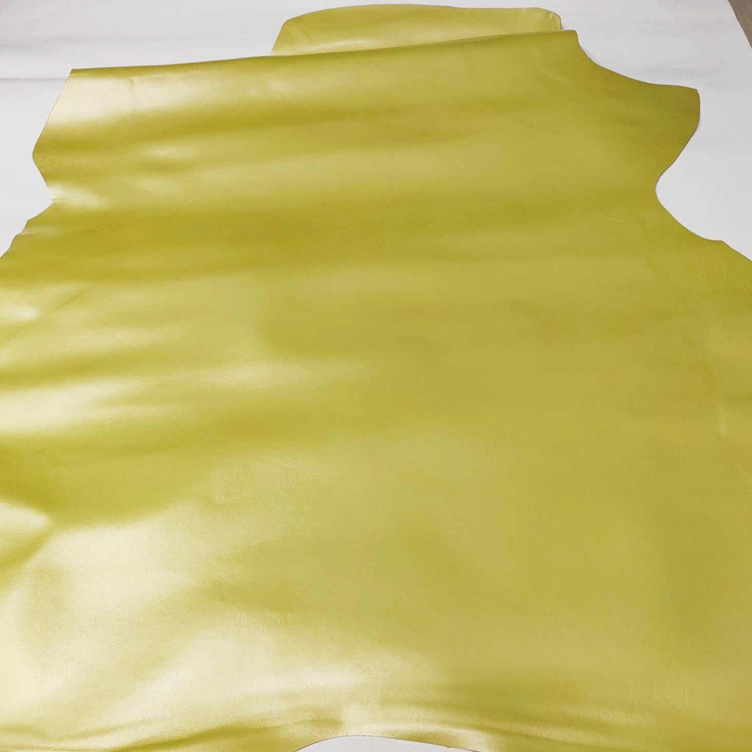 Curtido cabra acabado en dorado