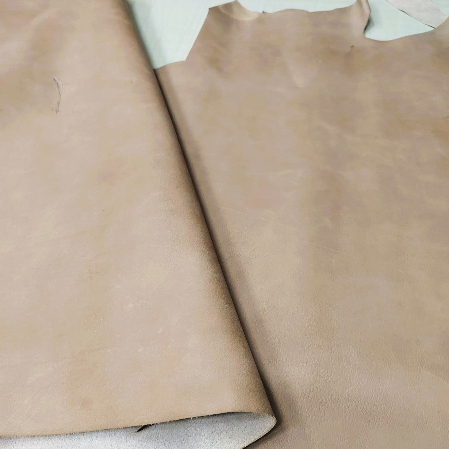 Piel de ternera semi engrasada marrón