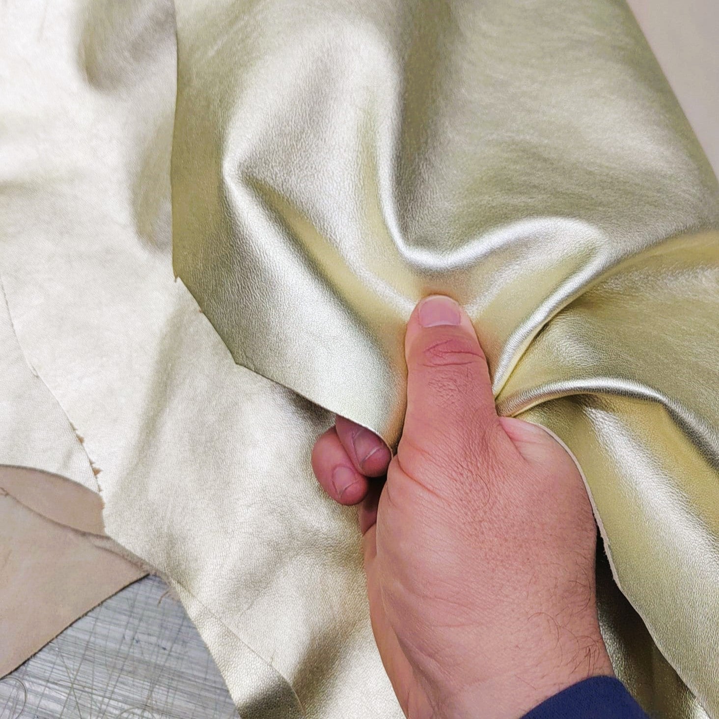 Curtido de cordero para artesanos en color oro