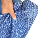 Curtido de Cordero Estampado de Flores en Azul y Blanco