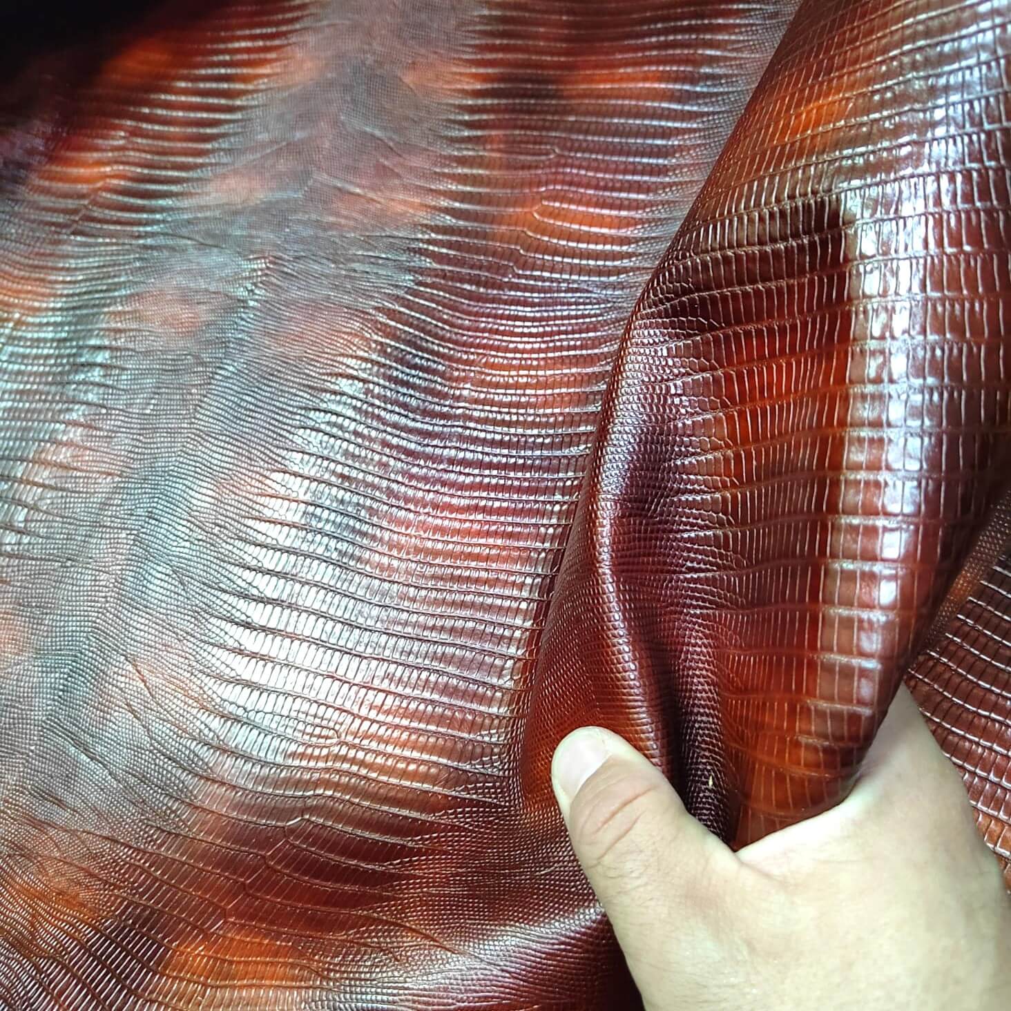 🎨 Cuero Grabado Bicolor Rojo y Granate – Elegancia y Textura para tus Proyectos Artesanales 🔥