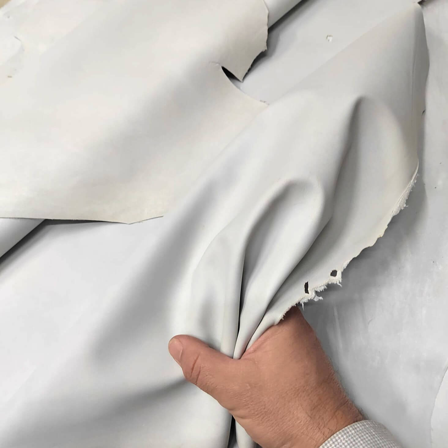 Cuero de Cabra en acabado color crudo: La Elección Perfecta para Tus Creaciones Artesanales 🖤✨