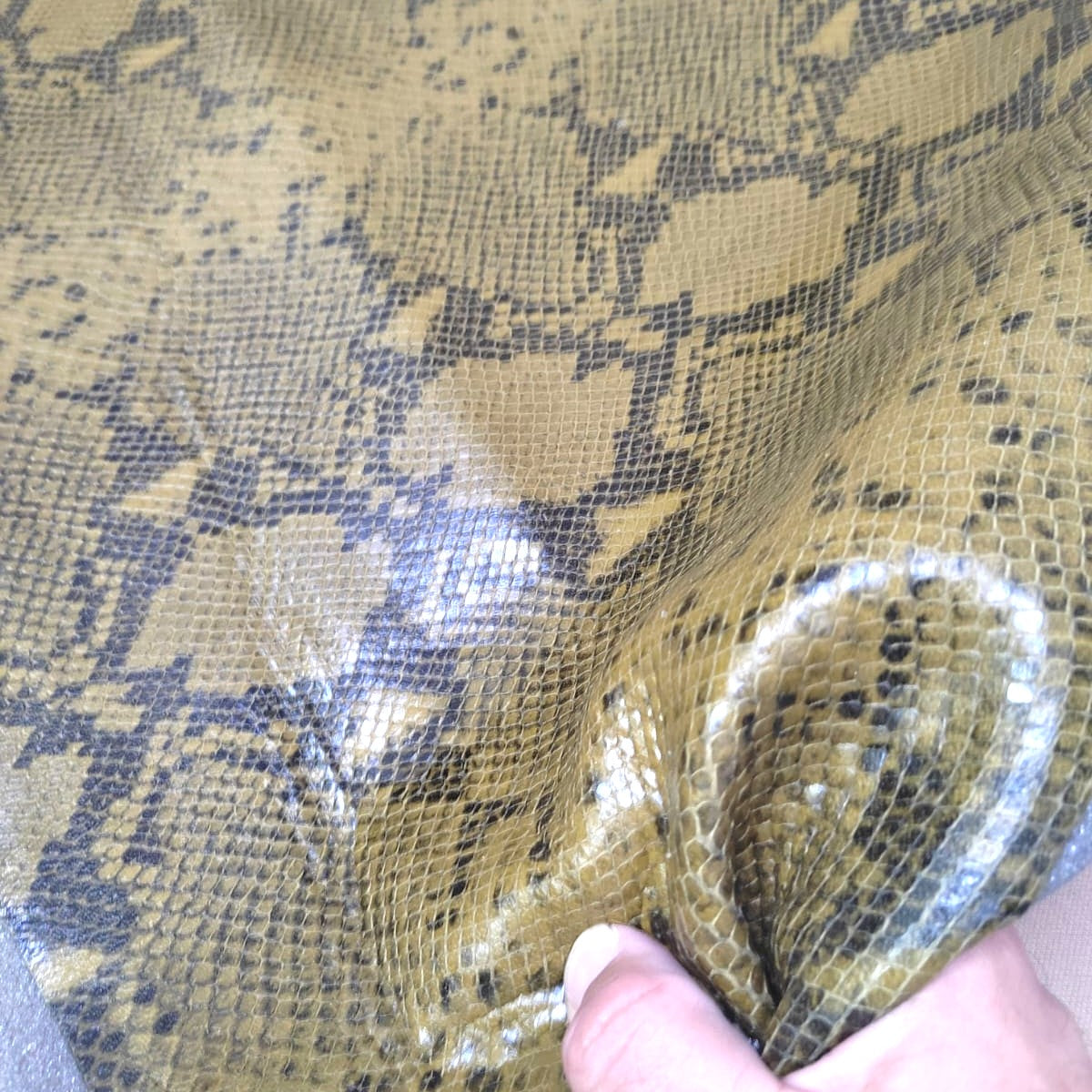 Cuero Acolchado con Forro Estampado en Verde Militar: La Elección Definitiva para Proyectos de Marroquinería