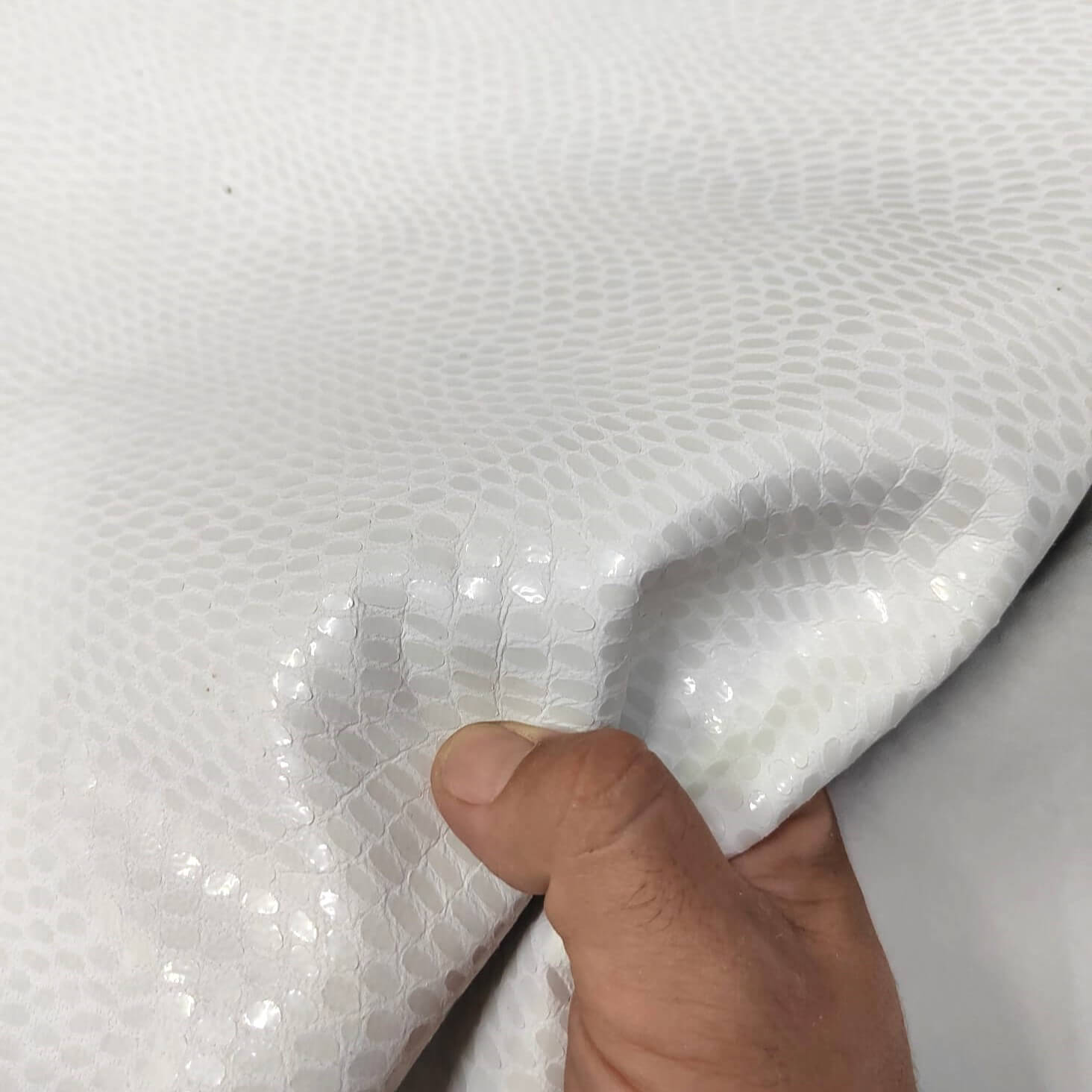 Oferta especial en cuero de cabra en color Blanco Roto Estampado: Elegancia y Distinción para tus Manualidades