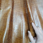 Cuero de 60 x 40 cm de Ternera Grabado en Cocodrilo – Elegancia Camel y Calidad Artesanal Premium
