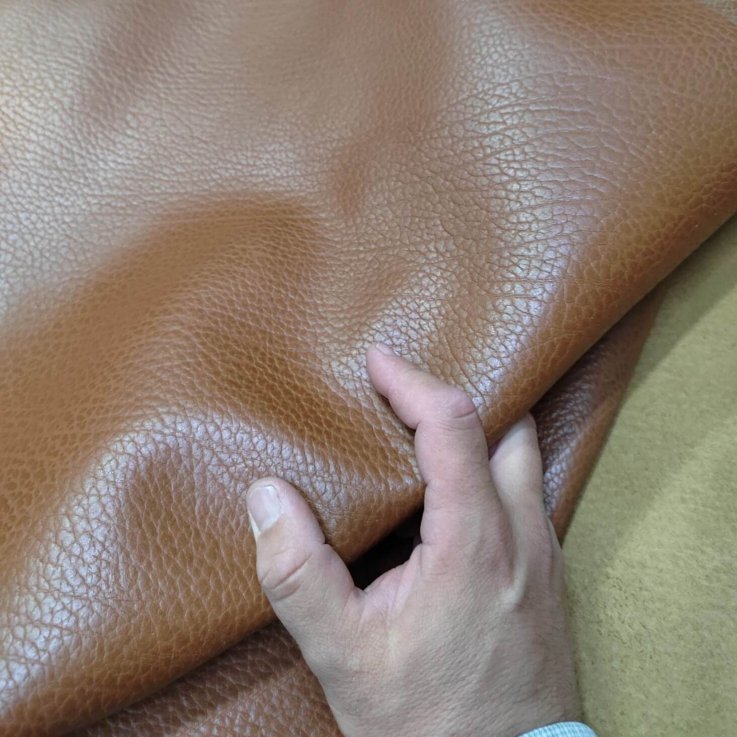 👜 Cuero Semirrígido Grabado de Ternera Marrón Claro – Elegancia y Resistencia para tus Proyectos Artesanales 🧵