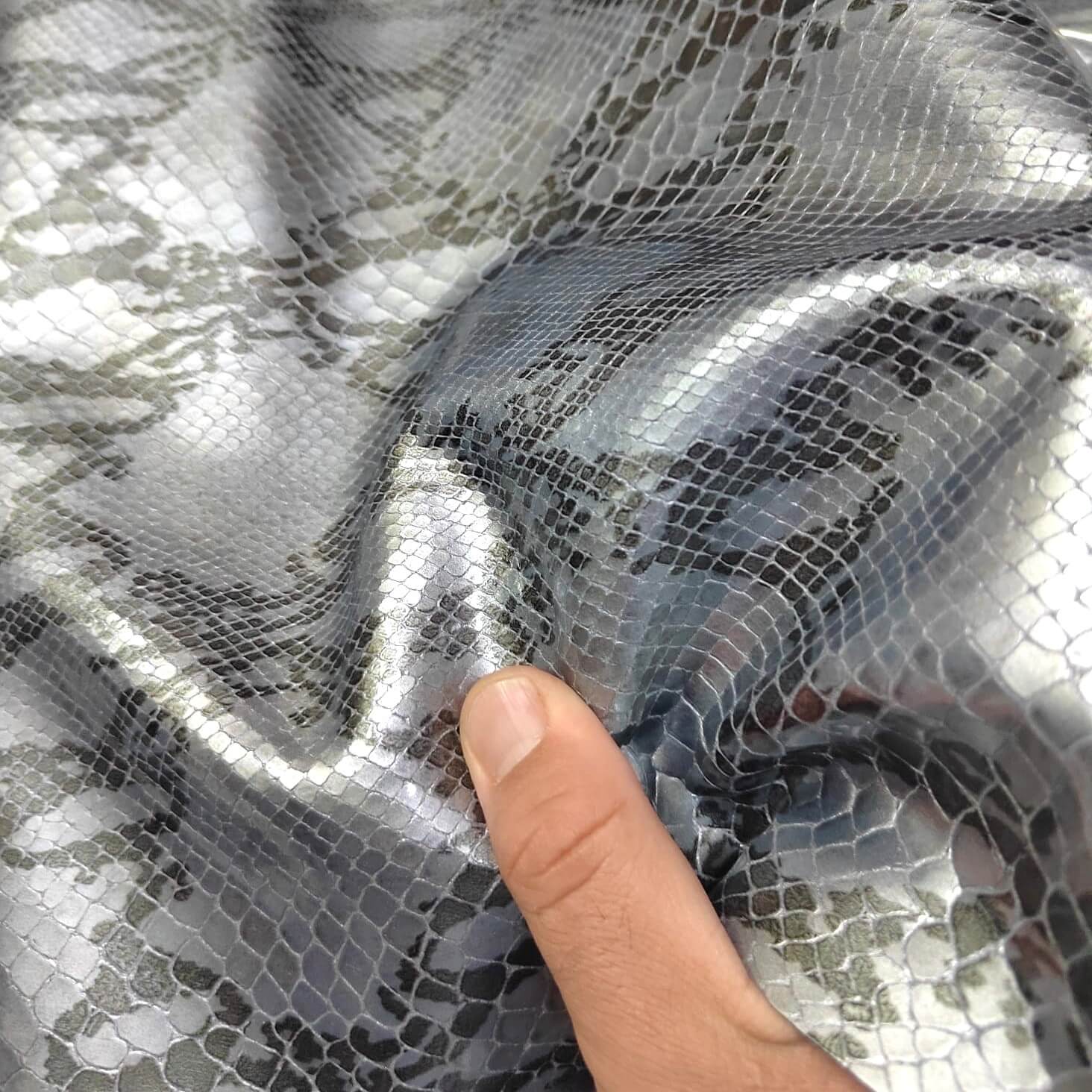 🖤 Cuero Estampado de Serpiente Bicolor Plata Vieja y Gris – Sofisticación que Inspira 🐍✨