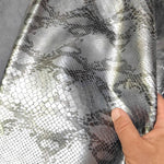 🖤 Cuero Estampado de Serpiente Bicolor Plata Vieja y Gris – Sofisticación que Inspira 🐍✨