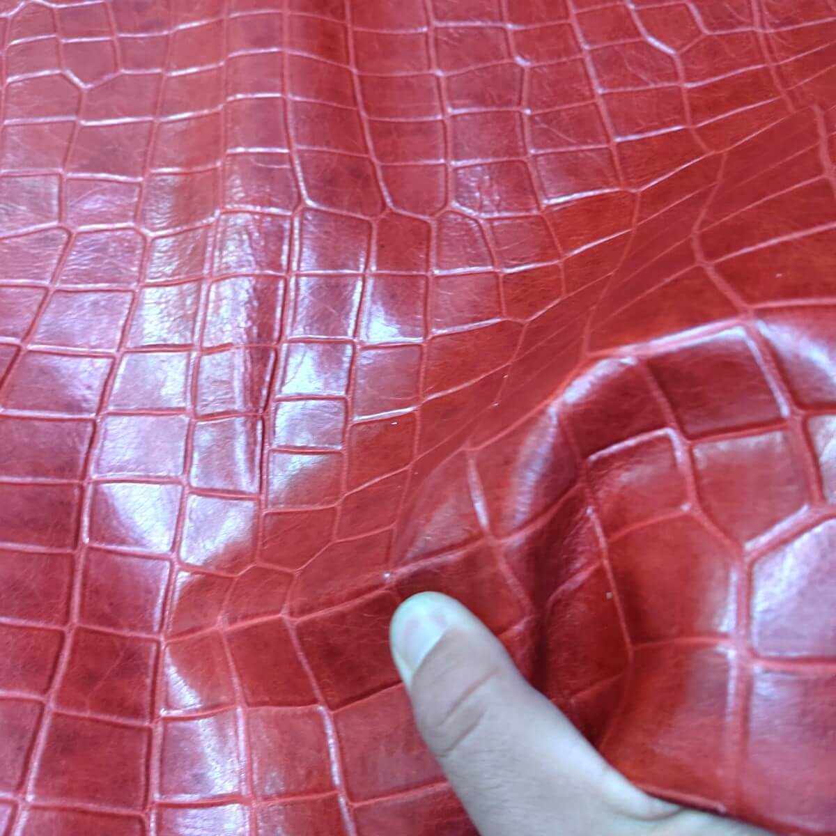 🔴 Cuero Grabado Rojo Calidad Premium – Elegancia Artesanal al Alcance de Todos 🧵✨