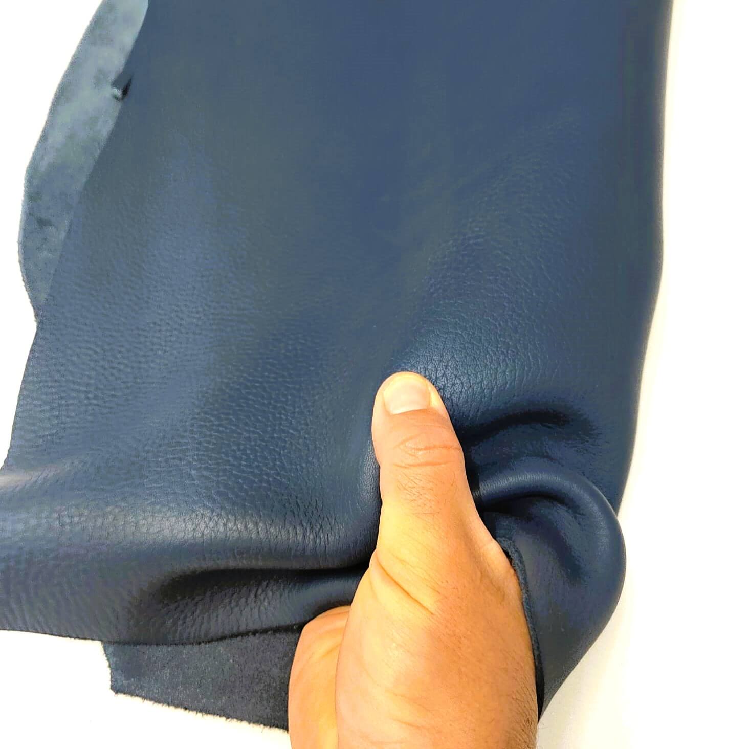 Déchets de bronzage huilés bleu marine. Type nubuck