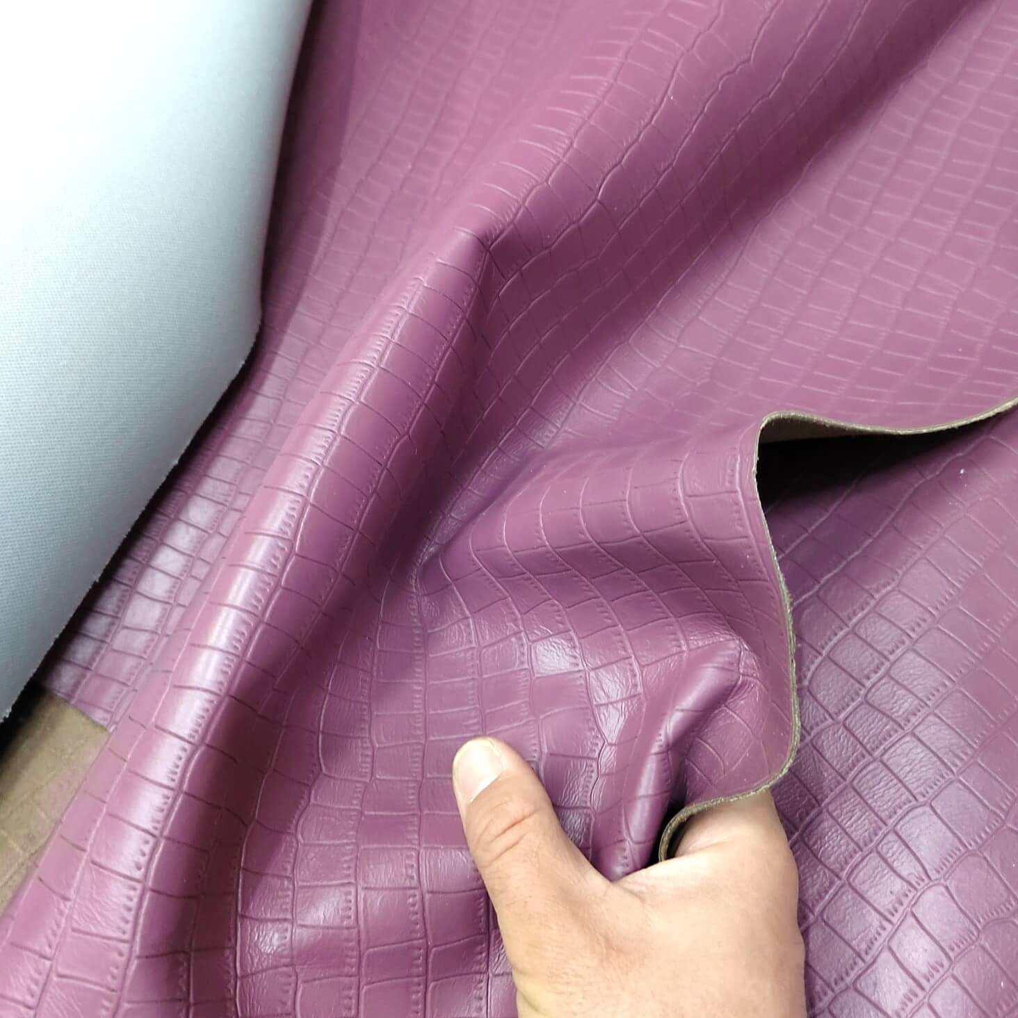 Curtido de Ternera Grabado en Color Violeta Claro - Ideal para Manualidades y Marroquinería Artesanal