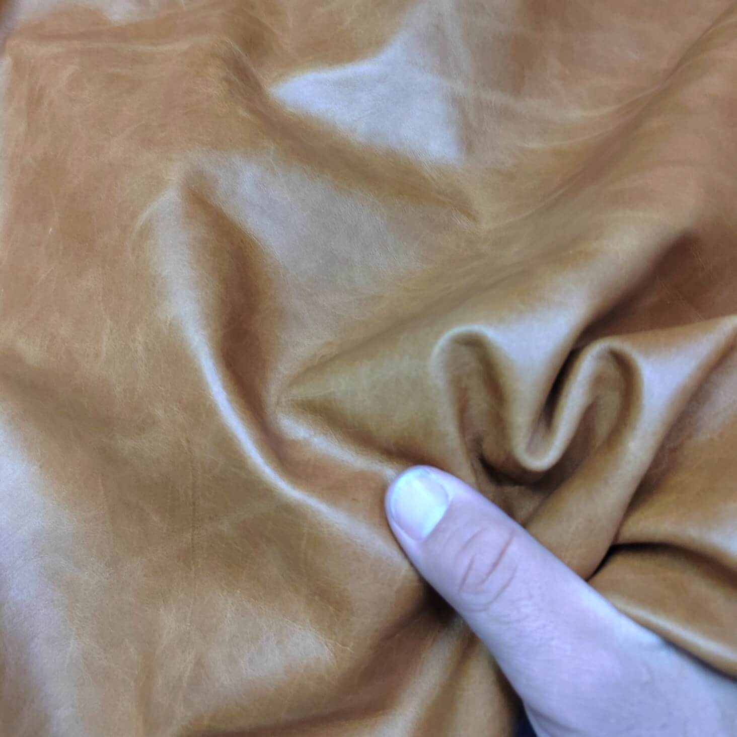 🟤 Cuero Camel Semi Engrasado – Suavidad, estilo y carácter para tus creaciones artesanas 👜🧵