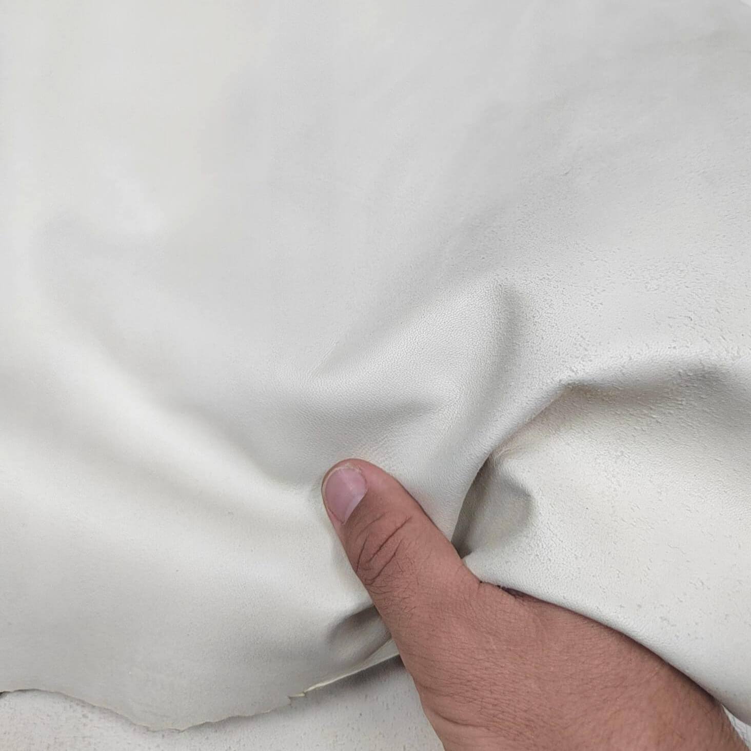 Cuero de cabra en natural semi curtida – Autenticidad y elegancia artesanal