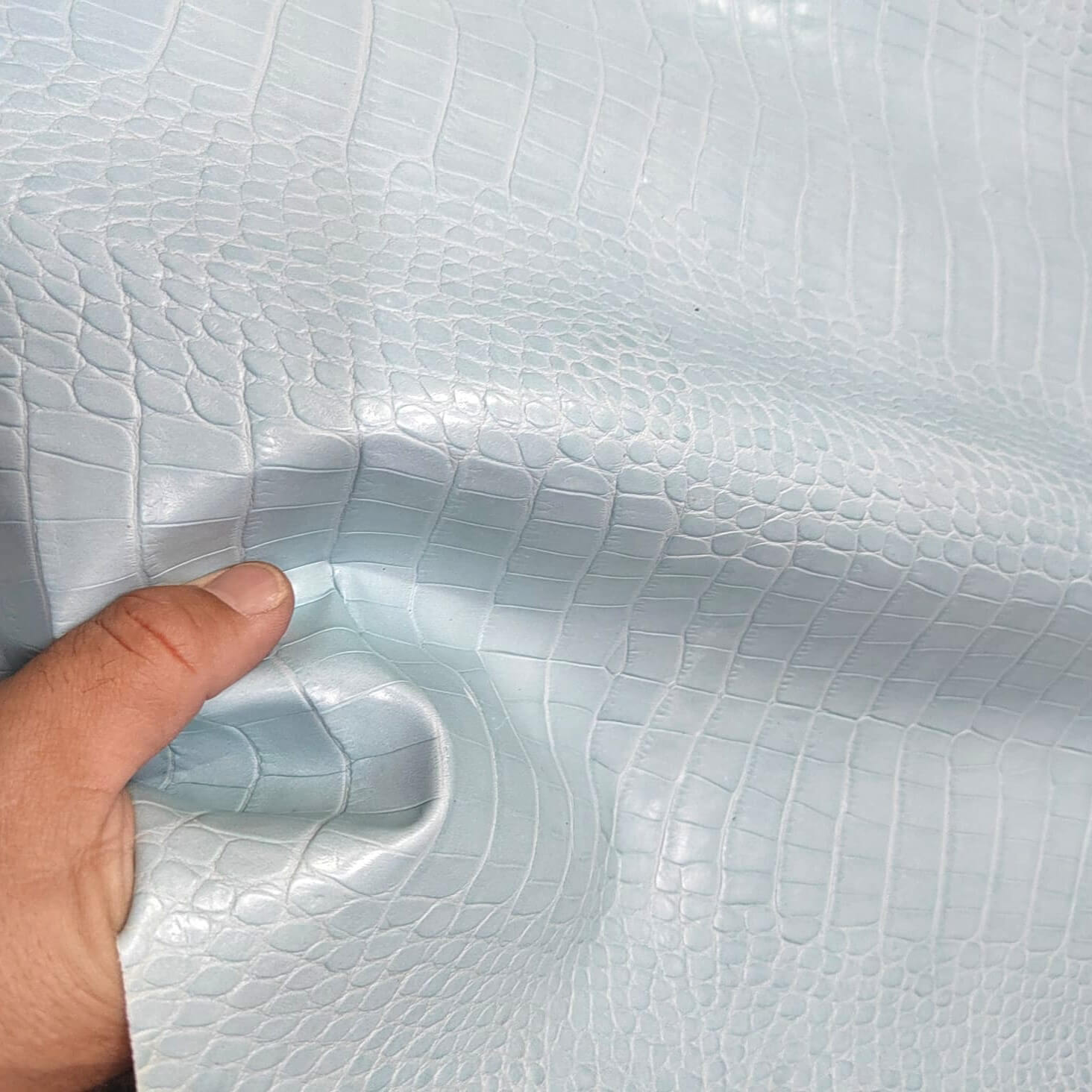 🔵 Cuero Grabado en Azul Calidad Premium – Estilo, textura y elegancia en una sola pieza 💼🧵