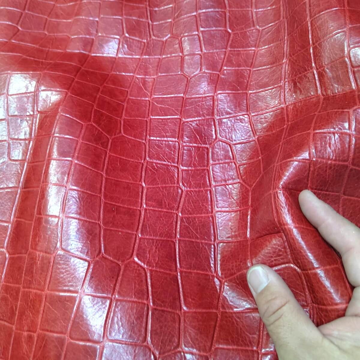 🔴 Cuero Grabado Rojo Calidad Premium – Elegancia Artesanal al Alcance de Todos 🧵✨