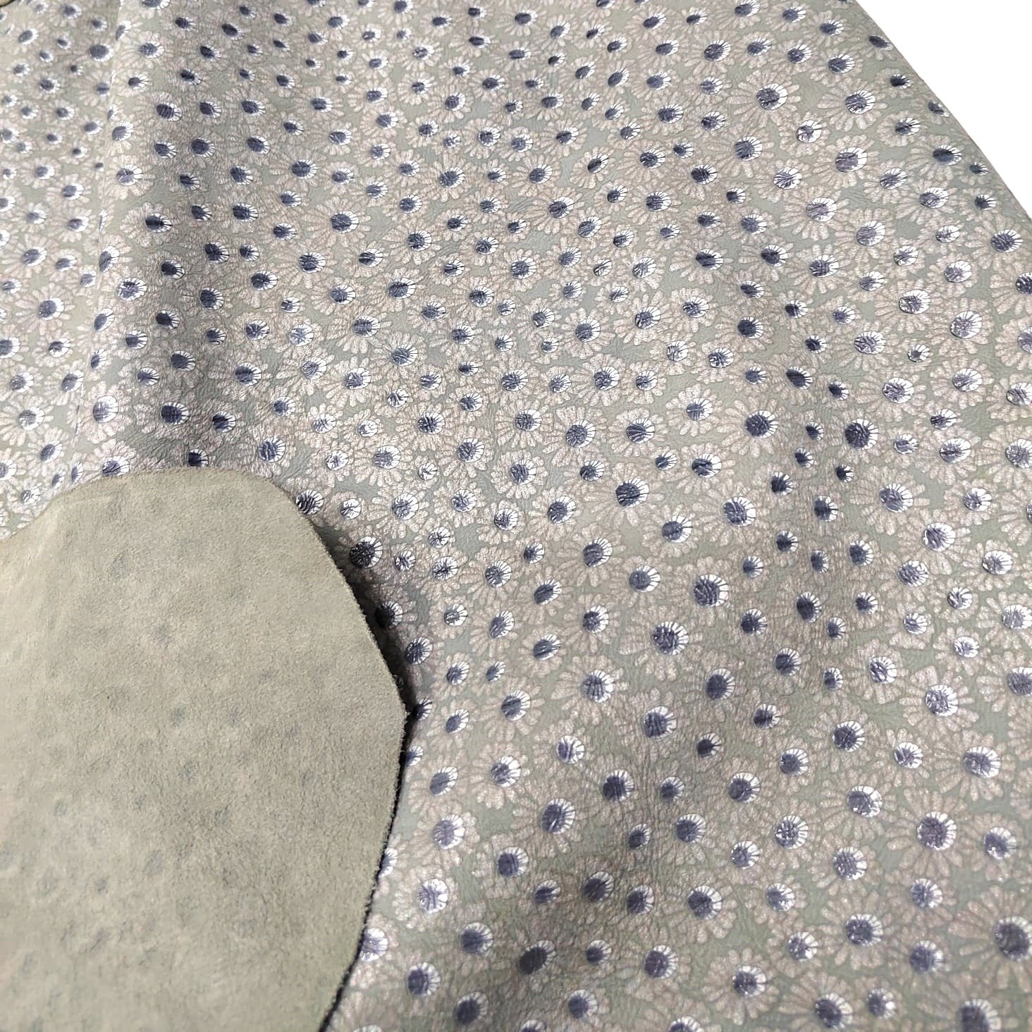 Curtido estampado en gris azulado