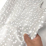 Curtido de Cabra con Fondo Gris y Puntitos Blancos