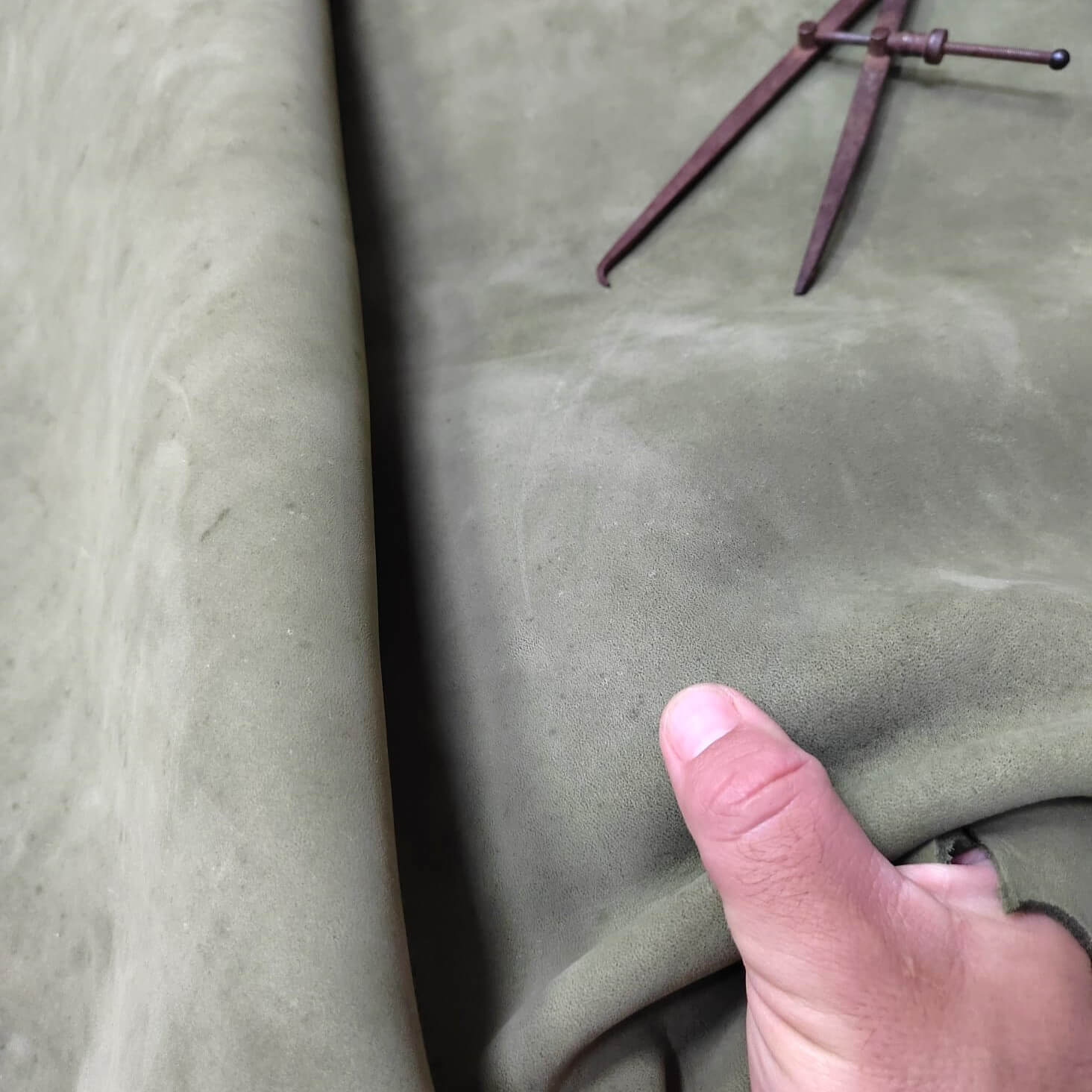 Nubuck hydrofuge bronzé en vert militaire - Idéal pour l'artisanat du cuir