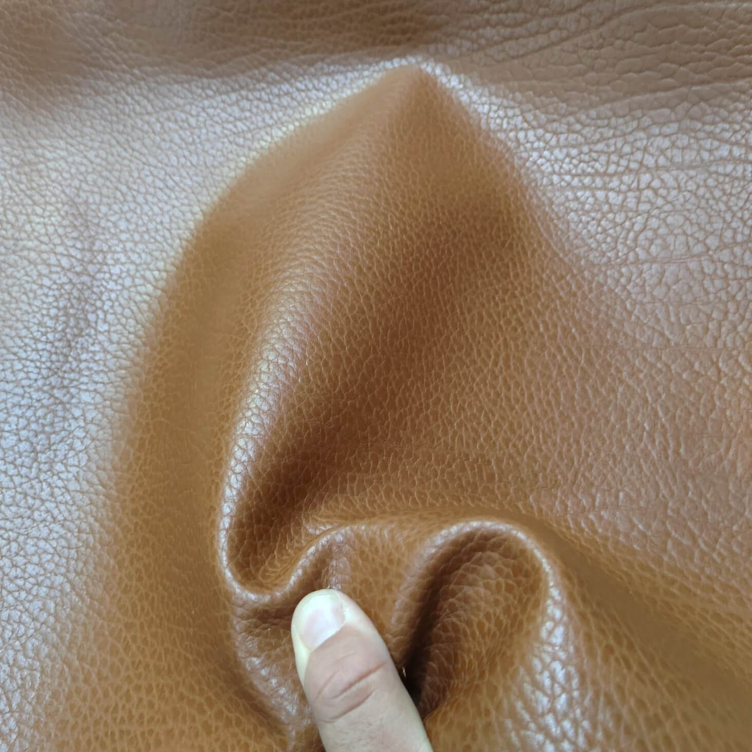 👜 Cuero Semirrígido Grabado de Ternera Marrón Claro – Elegancia y Resistencia para tus Proyectos Artesanales 🧵