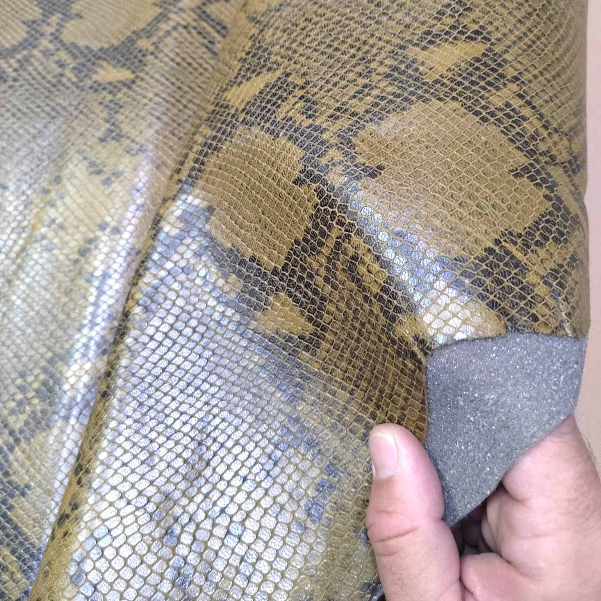 Cuero Acolchado con Forro Estampado en Verde Militar: La Elección Definitiva para Proyectos de Marroquinería