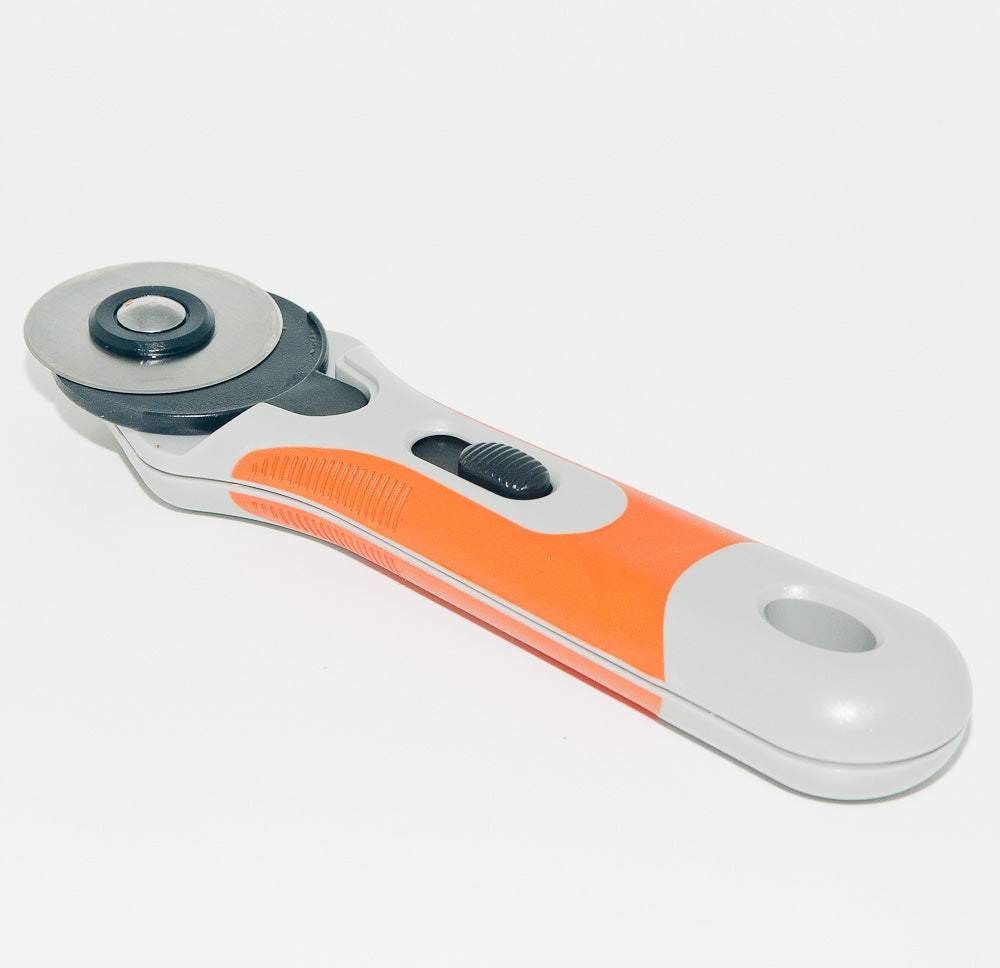 Rotary cutter with circular blade
