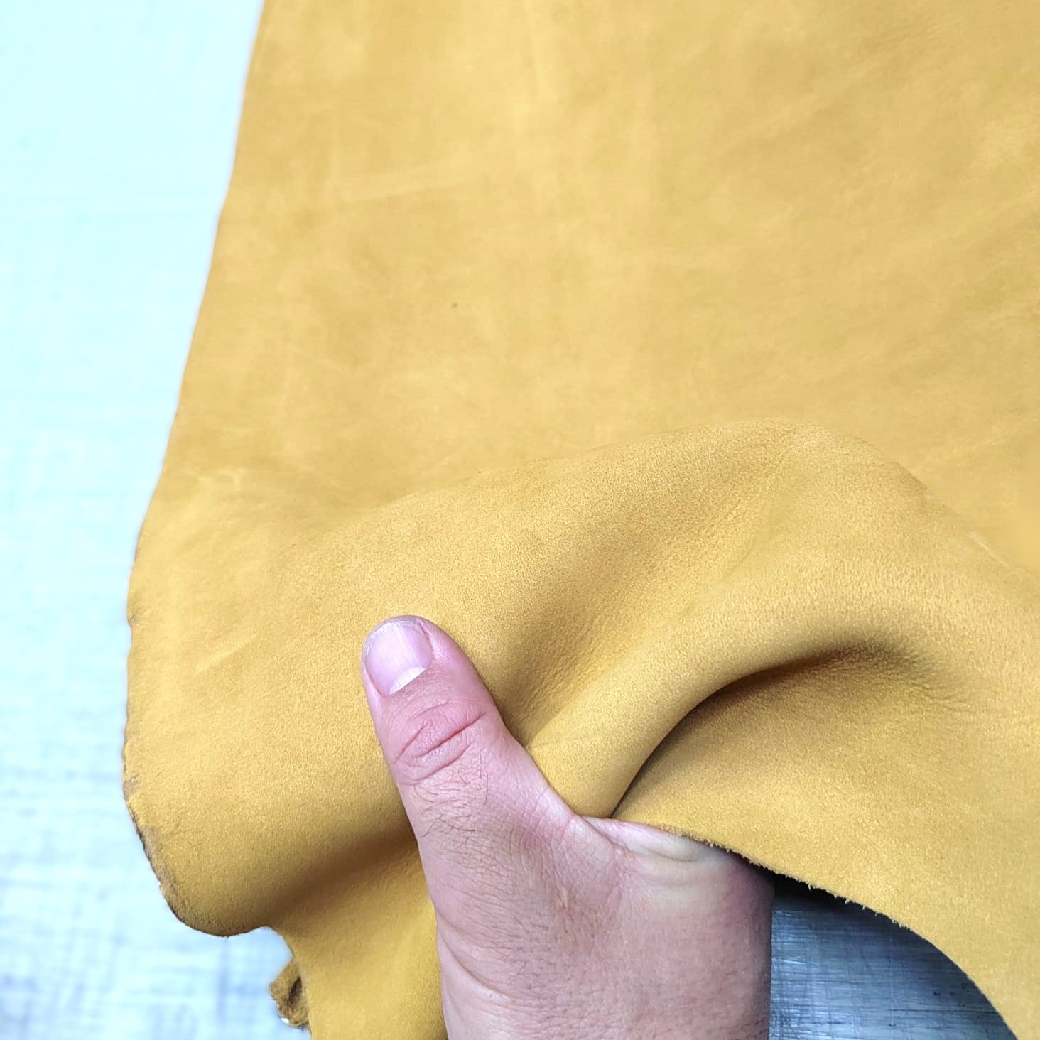 Nubuck tanné hydrofuge de couleur camel - Idéal pour l'artisanat de la chaussure et de la maroquinerie