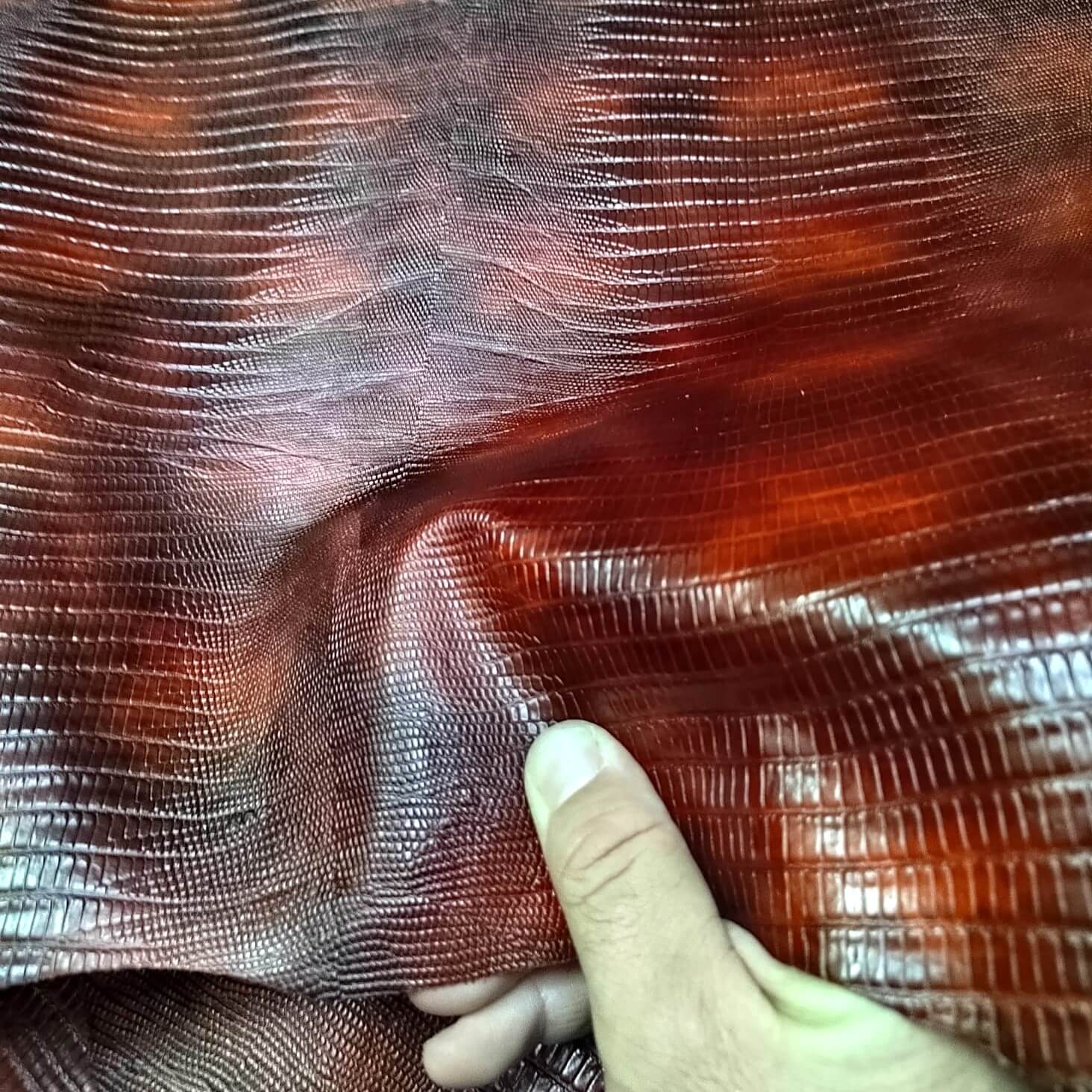 🎨 Cuero Grabado Bicolor Rojo y Granate – Elegancia y Textura para tus Proyectos Artesanales 🔥