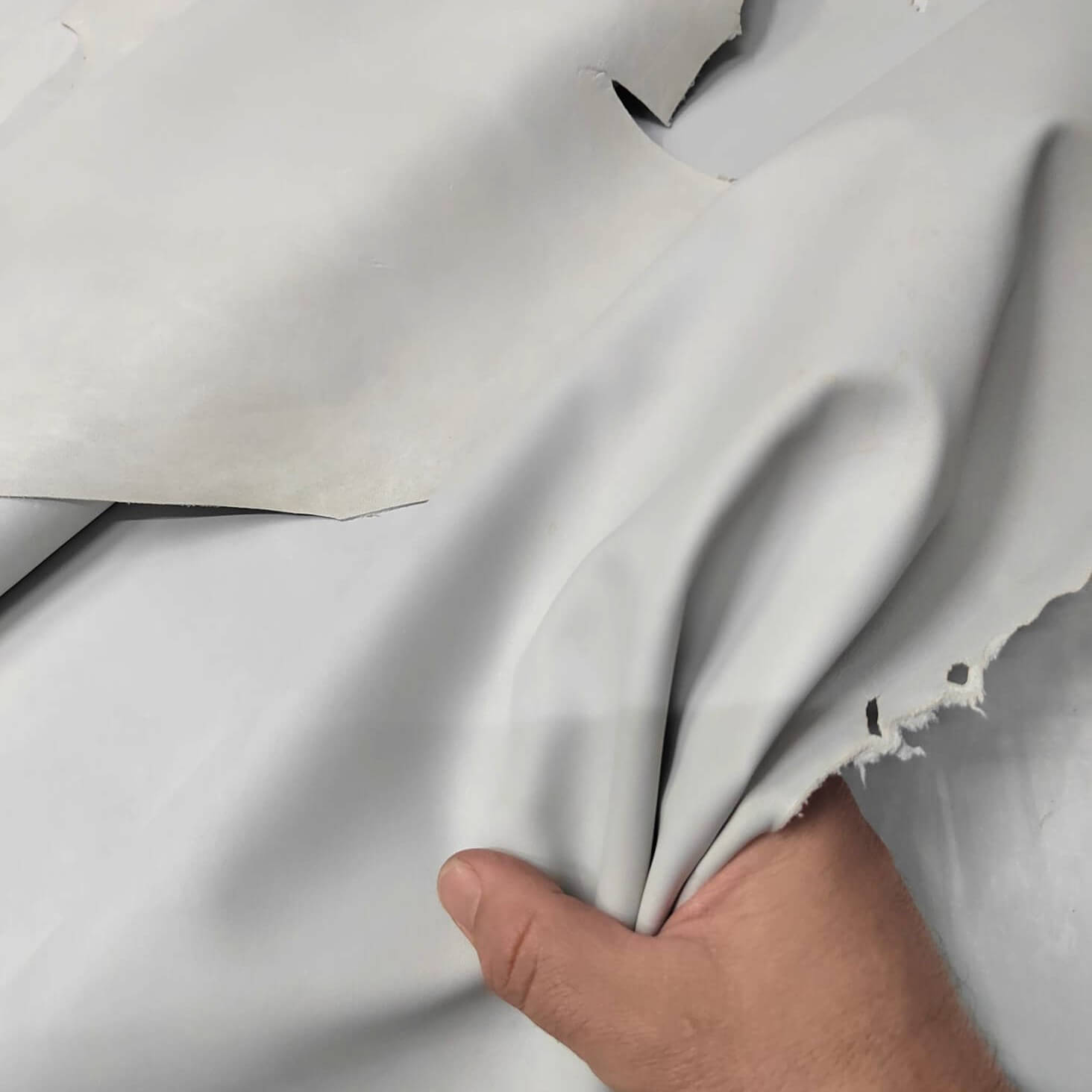 Cuero de Cabra en acabado color crudo: La Elección Perfecta para Tus Creaciones Artesanales 🖤✨