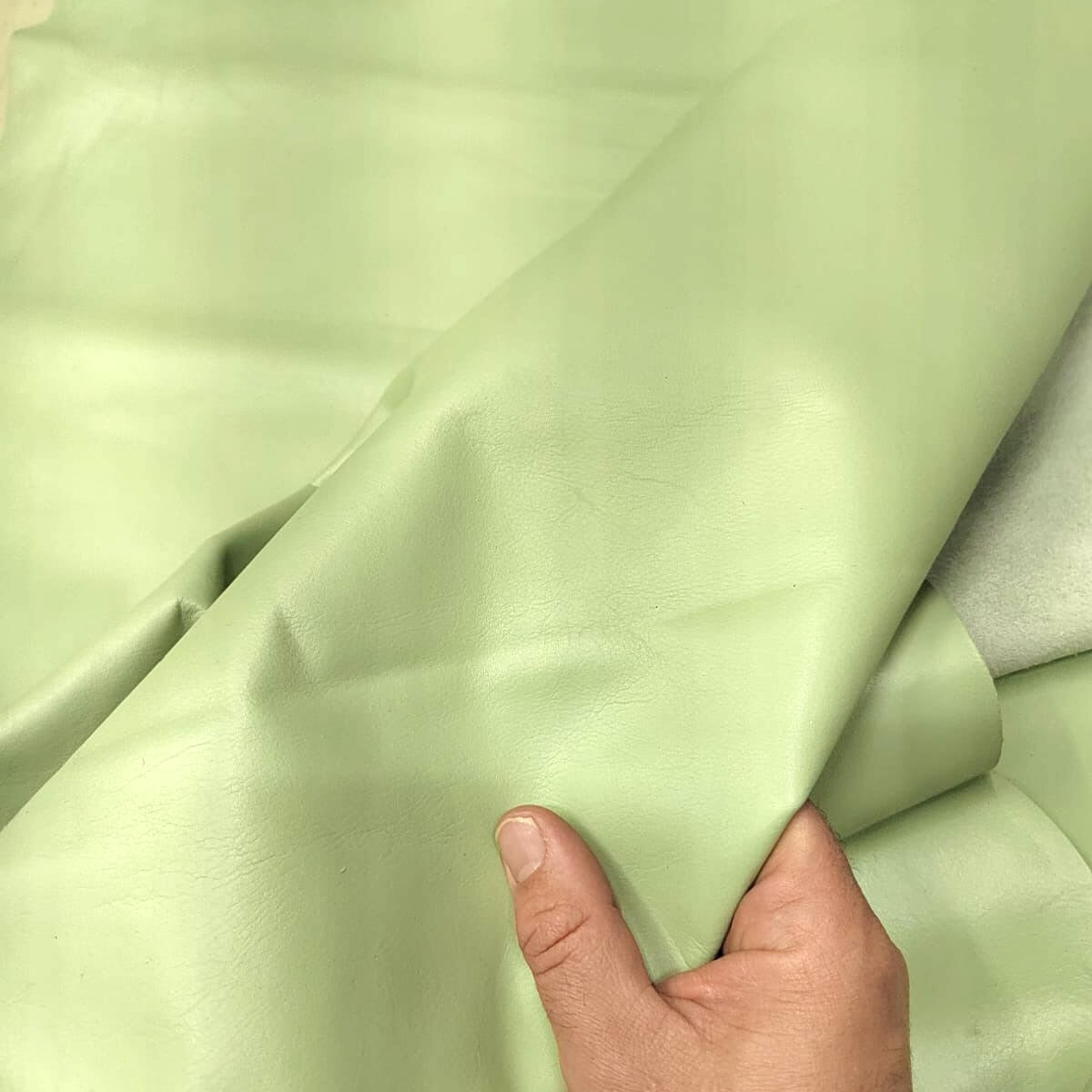 Cuero en Verde Claro: La Elección Ideal para Artesanos 🌟