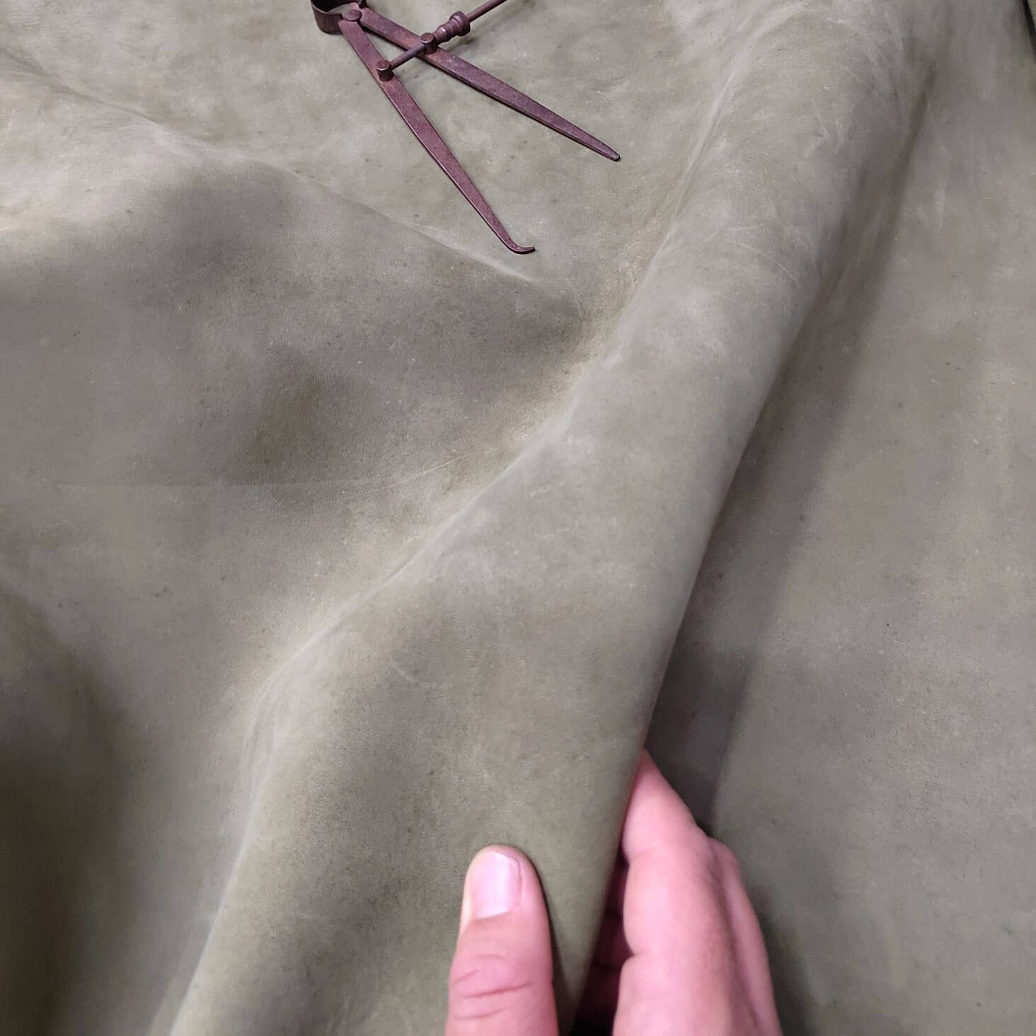 Nubuck hydrofuge bronzé en vert militaire - Idéal pour l'artisanat du cuir