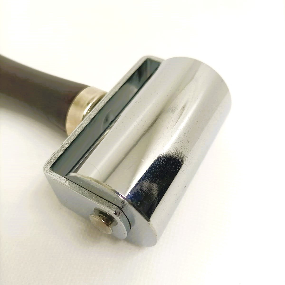 Solid edge-pressing roller