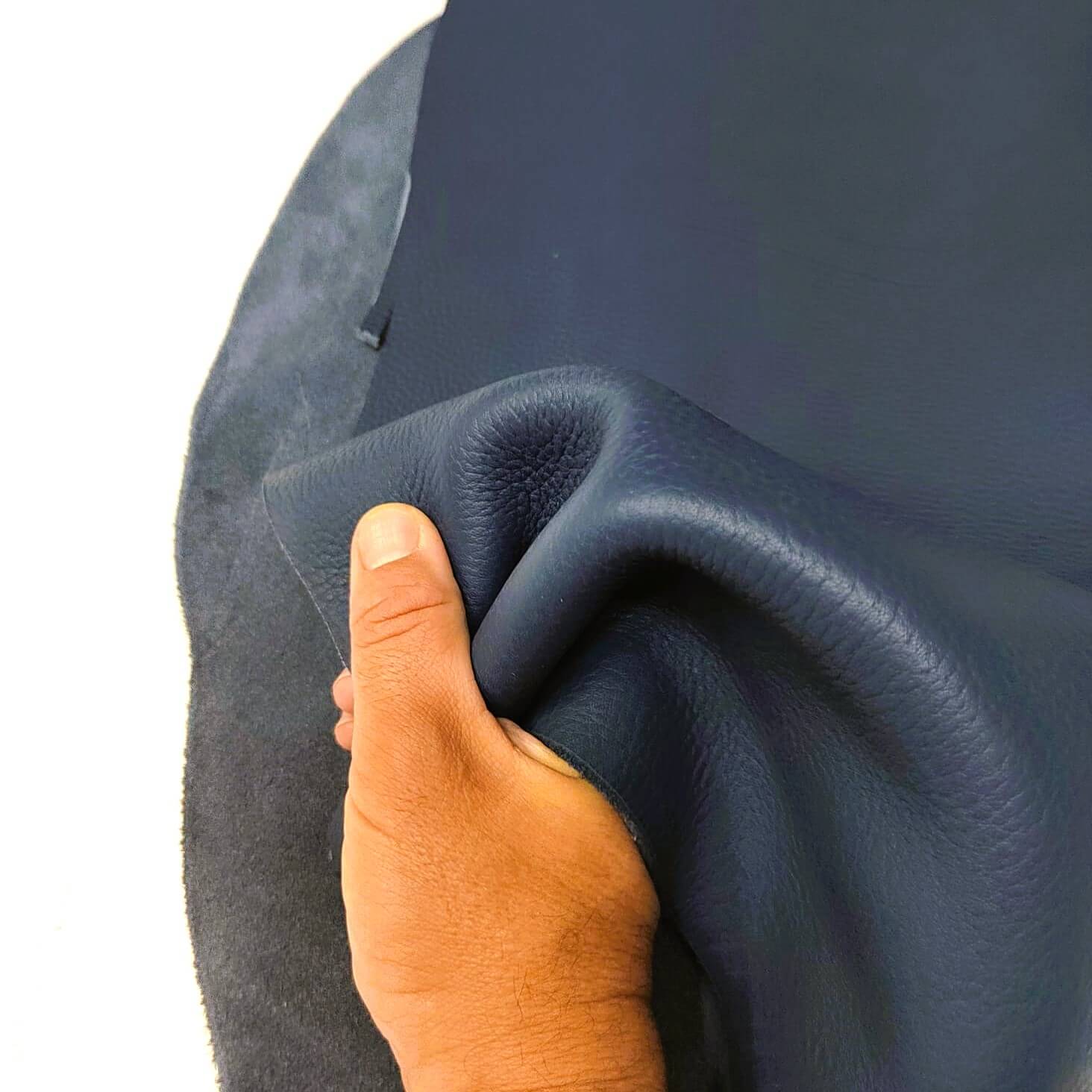 Déchets de bronzage huilés bleu marine. Type nubuck