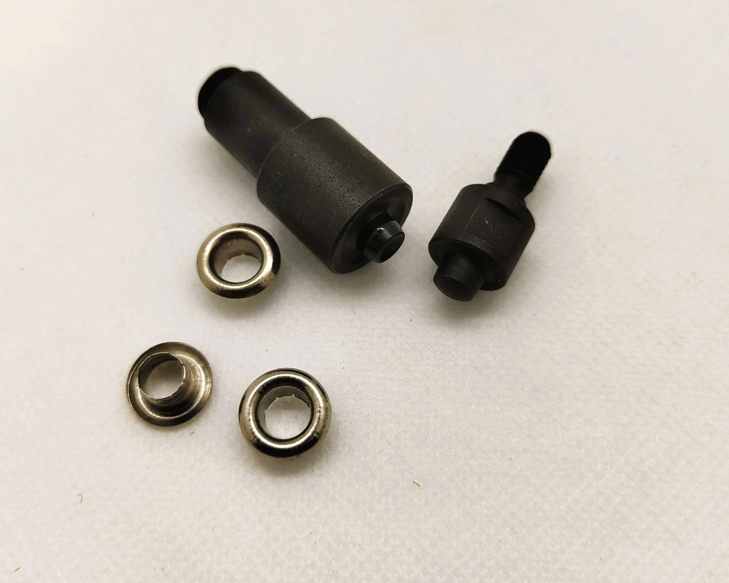 Die for riveting eyelets