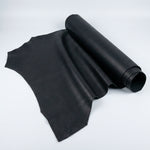 Cuero negro mate engrasado con efecto pull-up y curtición vegetal