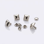 Fornitura piramidal para remachar en níquel (12 mm y 14 mm)