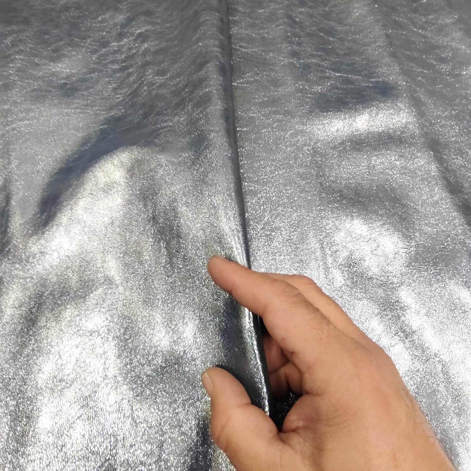 Cuero Noble Plata Azulado – Elegancia moderna y acabado Premium para artesanos exigentes