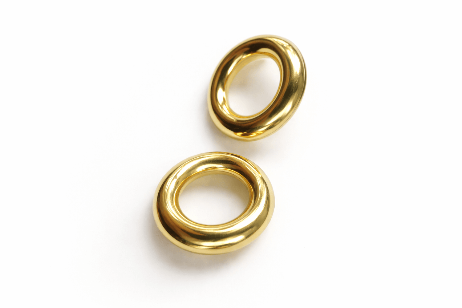 Fornitura redonda con pestañas Ø 3,8 cm · Acabado oro fino