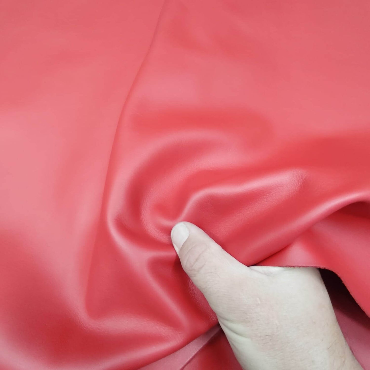 Cuero Noble Rojo – Elegancia, carácter y calidad Premium para tus proyectos