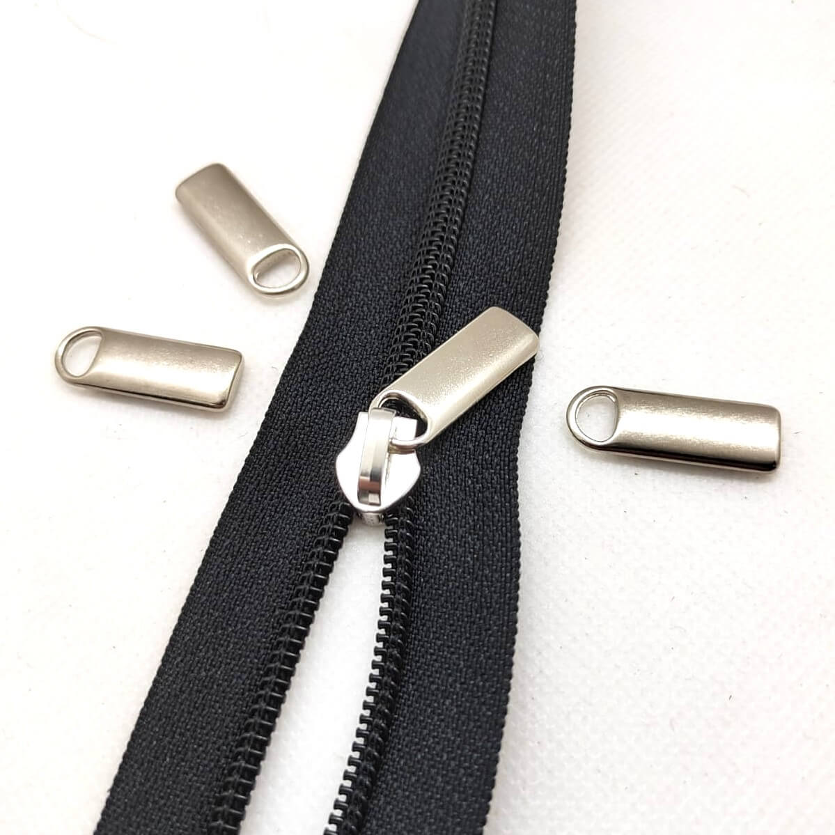 Tiradores de cremallera premium: el detalle que eleva cualquier creaciónes