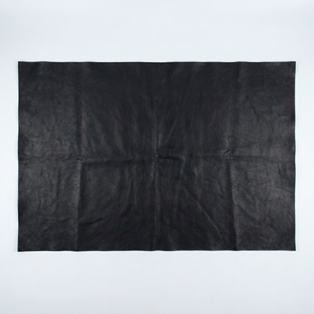 Cuero negro mate engrasado con efecto pull-up y curtición vegetal