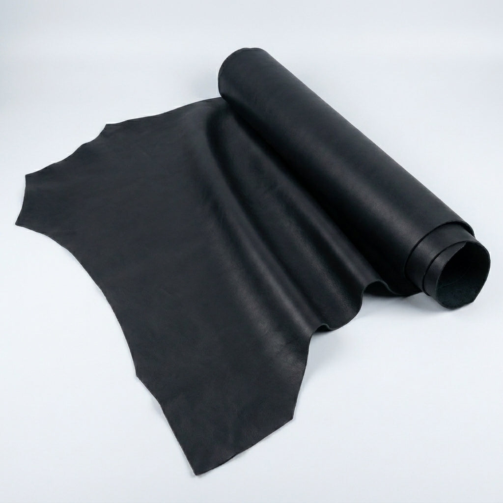 Cuero negro mate engrasado con efecto pull-up y curtición vegetal